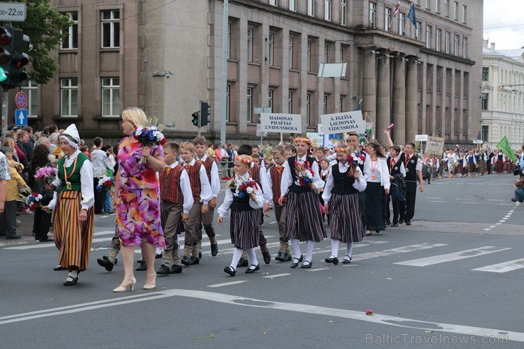 XI Latvijas skolu jaunatnes dziesmu un deju svētku gājiens - atrodi savu kolektīvu (5.daļa) 154337