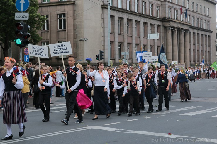 XI Latvijas skolu jaunatnes dziesmu un deju svētku gājiens - atrodi savu kolektīvu (5.daļa) 154338