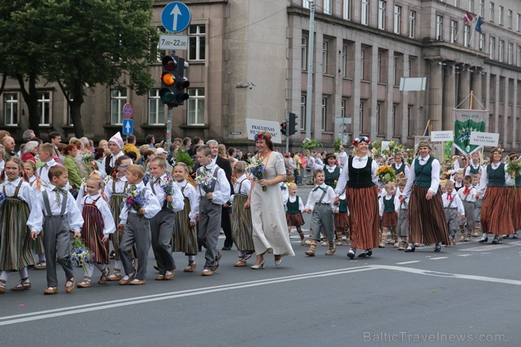 XI Latvijas skolu jaunatnes dziesmu un deju svētku gājiens - atrodi savu kolektīvu (5.daļa) 154341