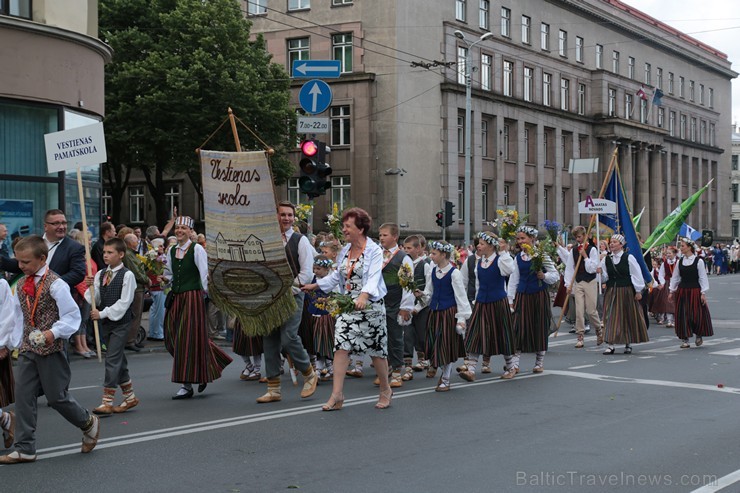 XI Latvijas skolu jaunatnes dziesmu un deju svētku gājiens - atrodi savu kolektīvu (5.daļa) 154345