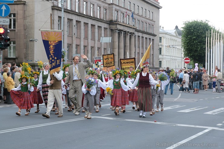 XI Latvijas skolu jaunatnes dziesmu un deju svētku gājiens - atrodi savu kolektīvu (5.daļa) 154356