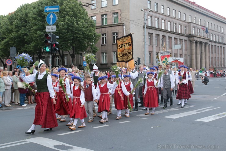 XI Latvijas skolu jaunatnes dziesmu un deju svētku gājiens - atrodi savu kolektīvu (5.daļa) 154359