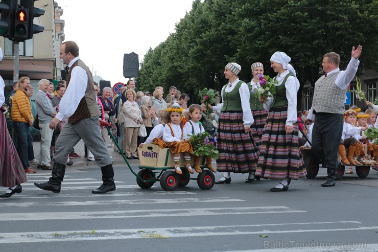 XI Latvijas skolu jaunatnes dziesmu un deju svētku gājiens - atrodi savu kolektīvu (5.daļa) 154361