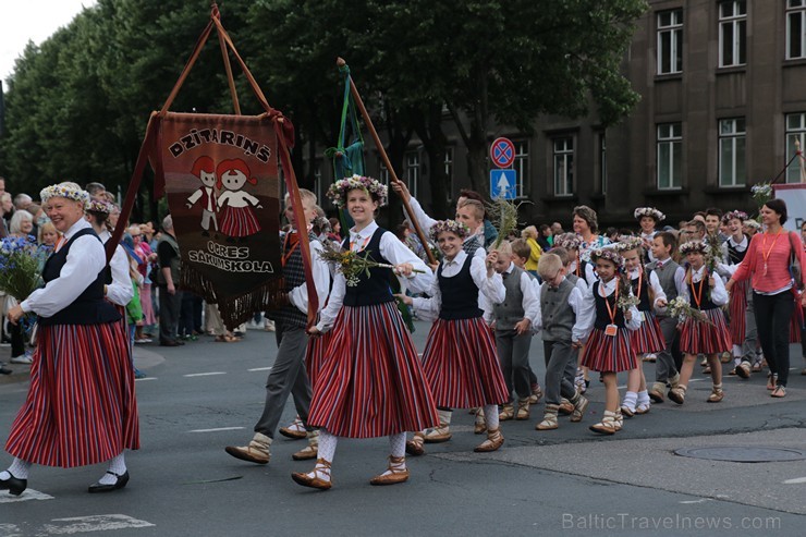 XI Latvijas skolu jaunatnes dziesmu un deju svētku gājiens - atrodi savu kolektīvu (5.daļa) 154367