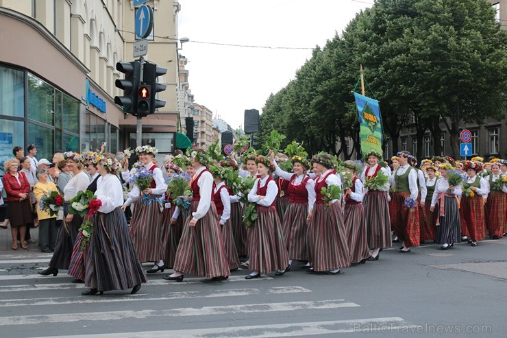 XI Latvijas skolu jaunatnes dziesmu un deju svētku gājiens - atrodi savu kolektīvu (5.daļa) 154371