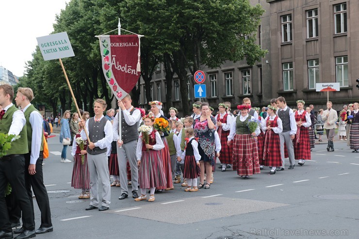 XI Latvijas skolu jaunatnes dziesmu un deju svētku gājiens - atrodi savu kolektīvu (5.daļa) 154373