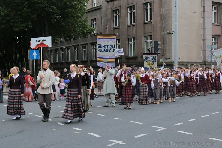 XI Latvijas skolu jaunatnes dziesmu un deju svētku gājiens - atrodi savu kolektīvu (5.daļa) 154374