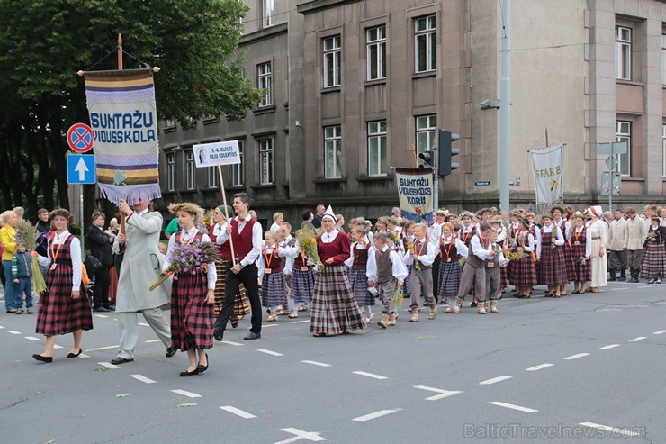 XI Latvijas skolu jaunatnes dziesmu un deju svētku gājiens - atrodi savu kolektīvu (5.daļa) 154375