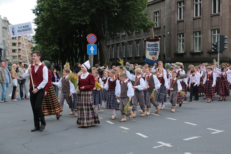 XI Latvijas skolu jaunatnes dziesmu un deju svētku gājiens - atrodi savu kolektīvu (5.daļa) 154376