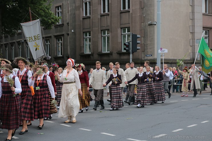 XI Latvijas skolu jaunatnes dziesmu un deju svētku gājiens - atrodi savu kolektīvu (5.daļa) 154378