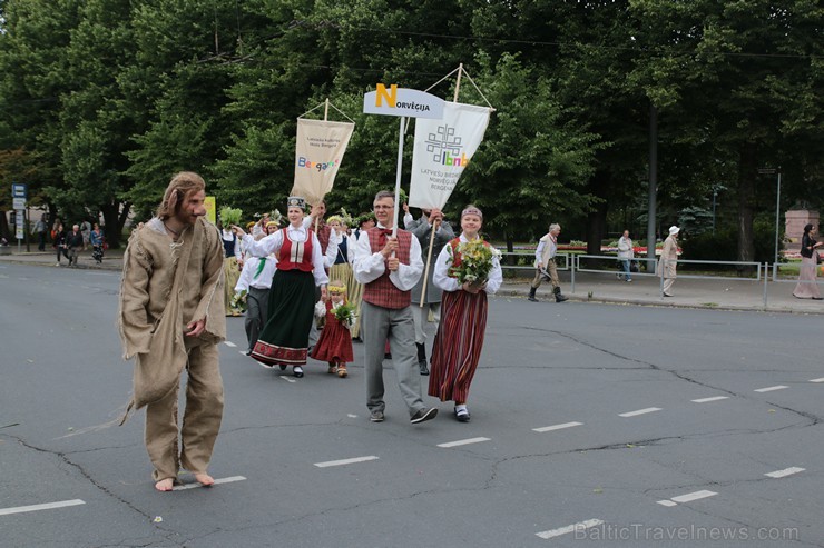 XI Latvijas skolu jaunatnes dziesmu un deju svētku gājiens - atrodi savu kolektīvu (5.daļa) 154379