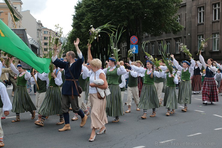 XI Latvijas skolu jaunatnes dziesmu un deju svētku gājiens - atrodi savu kolektīvu (5.daļa) 154386