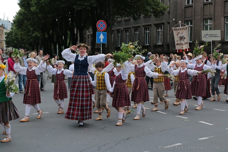 XI Latvijas skolu jaunatnes dziesmu un deju svētku gājiens - atrodi savu kolektīvu (5.daļa) 154388