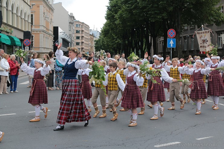 XI Latvijas skolu jaunatnes dziesmu un deju svētku gājiens - atrodi savu kolektīvu (5.daļa) 154389