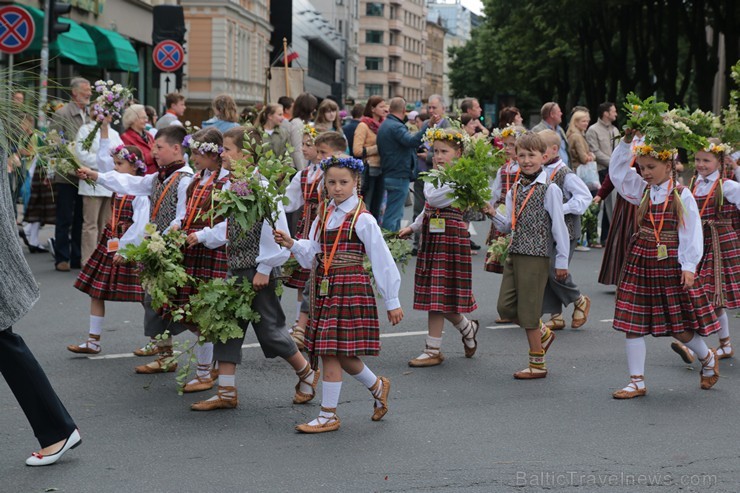 XI Latvijas skolu jaunatnes dziesmu un deju svētku gājiens - atrodi savu kolektīvu (5.daļa) 154392