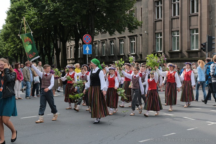 XI Latvijas skolu jaunatnes dziesmu un deju svētku gājiens - atrodi savu kolektīvu (5.daļa) 154395