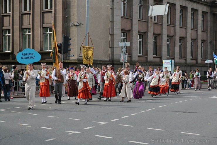 XI Latvijas skolu jaunatnes dziesmu un deju svētku gājiens - atrodi savu kolektīvu (5.daļa) 154396