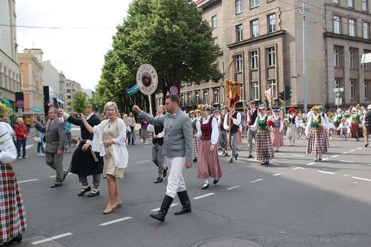 XI Latvijas skolu jaunatnes dziesmu un deju svētku gājiens - atrodi savu kolektīvu (5.daļa) 154406