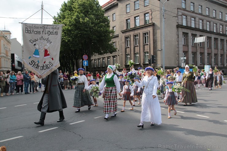 XI Latvijas skolu jaunatnes dziesmu un deju svētku gājiens - atrodi savu kolektīvu (6.daļa) 154414