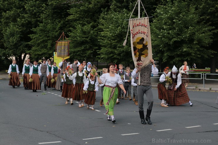 XI Latvijas skolu jaunatnes dziesmu un deju svētku gājiens - atrodi savu kolektīvu (6.daļa) 154417