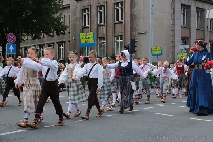 XI Latvijas skolu jaunatnes dziesmu un deju svētku gājiens - atrodi savu kolektīvu (6.daļa) 154422