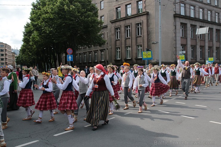 XI Latvijas skolu jaunatnes dziesmu un deju svētku gājiens - atrodi savu kolektīvu (6.daļa) 154425