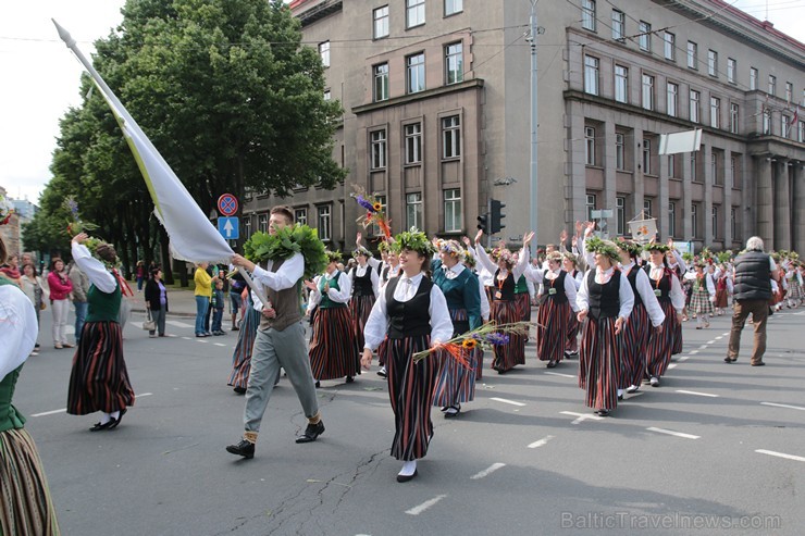 XI Latvijas skolu jaunatnes dziesmu un deju svētku gājiens - atrodi savu kolektīvu (6.daļa) 154428