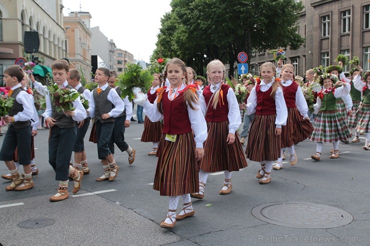 XI Latvijas skolu jaunatnes dziesmu un deju svētku gājiens - atrodi savu kolektīvu (6.daļa) 154430