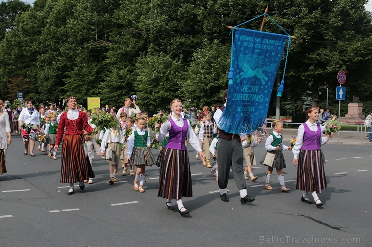 XI Latvijas skolu jaunatnes dziesmu un deju svētku gājiens - atrodi savu kolektīvu (6.daļa) 154434