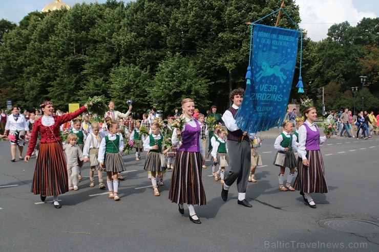 XI Latvijas skolu jaunatnes dziesmu un deju svētku gājiens - atrodi savu kolektīvu (6.daļa) 154435