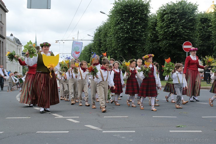 XI Latvijas skolu jaunatnes dziesmu un deju svētku gājiens - atrodi savu kolektīvu (6.daļa) 154453