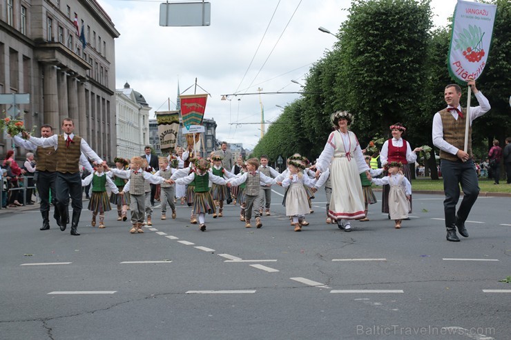 XI Latvijas skolu jaunatnes dziesmu un deju svētku gājiens - atrodi savu kolektīvu (6.daļa) 154455