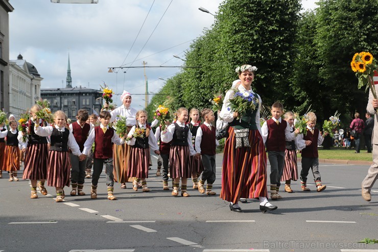 XI Latvijas skolu jaunatnes dziesmu un deju svētku gājiens - atrodi savu kolektīvu (6.daļa) 154461