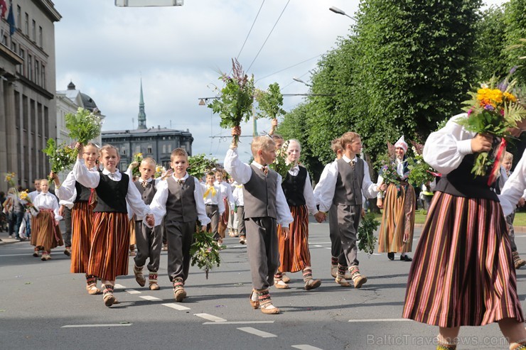 XI Latvijas skolu jaunatnes dziesmu un deju svētku gājiens - atrodi savu kolektīvu (6.daļa) 154463