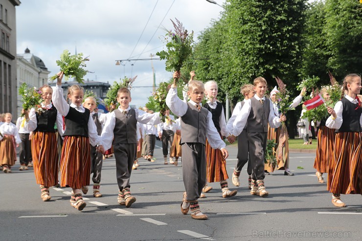 XI Latvijas skolu jaunatnes dziesmu un deju svētku gājiens - atrodi savu kolektīvu (6.daļa) 154464