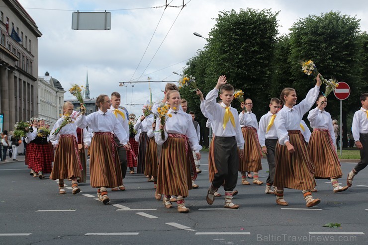 XI Latvijas skolu jaunatnes dziesmu un deju svētku gājiens - atrodi savu kolektīvu (6.daļa) 154465