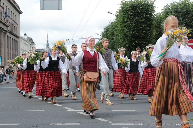 XI Latvijas skolu jaunatnes dziesmu un deju svētku gājiens - atrodi savu kolektīvu (6.daļa) 154466