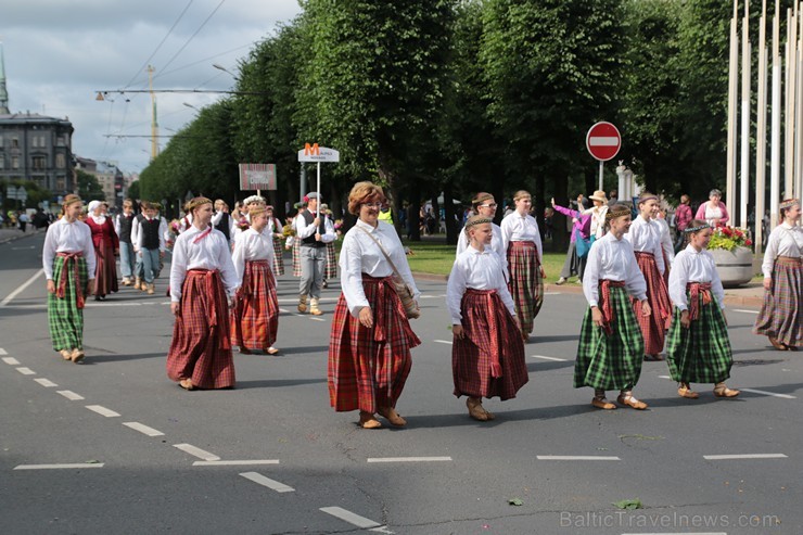 XI Latvijas skolu jaunatnes dziesmu un deju svētku gājiens - atrodi savu kolektīvu (6.daļa) 154477