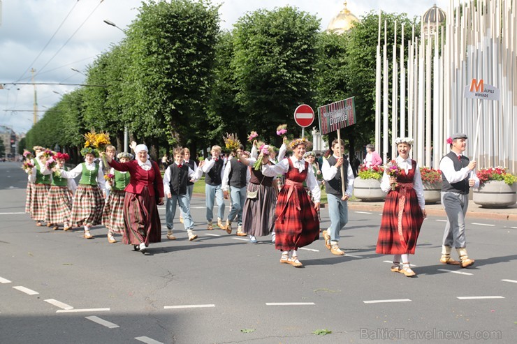 XI Latvijas skolu jaunatnes dziesmu un deju svētku gājiens - atrodi savu kolektīvu (6.daļa) 154478