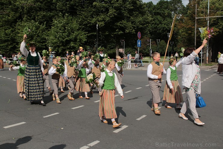 XI Latvijas skolu jaunatnes dziesmu un deju svētku gājiens - atrodi savu kolektīvu (6.daļa) 154479