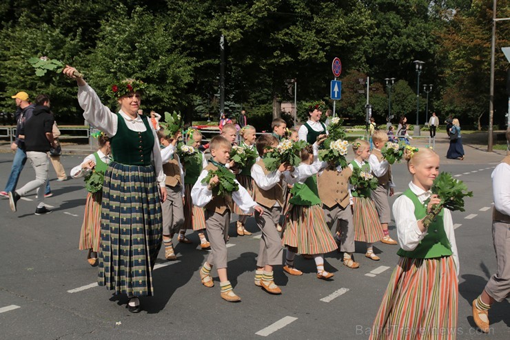 XI Latvijas skolu jaunatnes dziesmu un deju svētku gājiens - atrodi savu kolektīvu (6.daļa) 154480