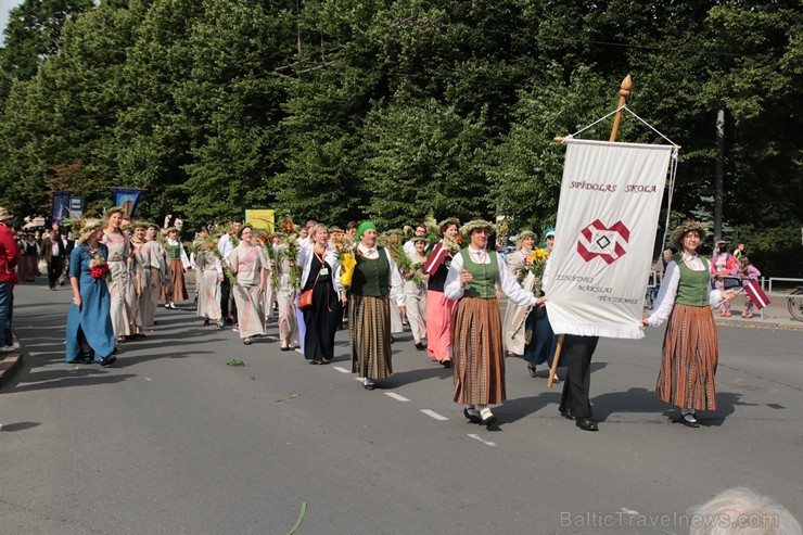 XI Latvijas skolu jaunatnes dziesmu un deju svētku gājiens - atrodi savu kolektīvu (6.daļa) 154481