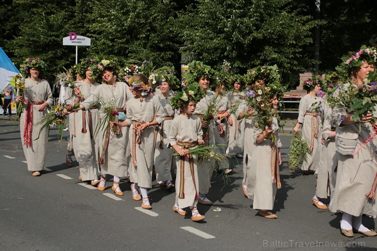 XI Latvijas skolu jaunatnes dziesmu un deju svētku gājiens - atrodi savu kolektīvu (6.daļa) 154502