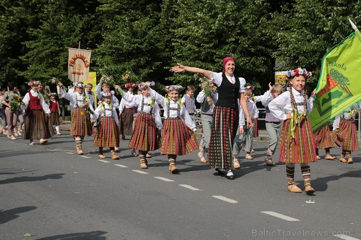 XI Latvijas skolu jaunatnes dziesmu un deju svētku gājiens - atrodi savu kolektīvu (6.daļa) 154506