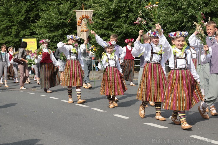 XI Latvijas skolu jaunatnes dziesmu un deju svētku gājiens - atrodi savu kolektīvu (6.daļa) 154507