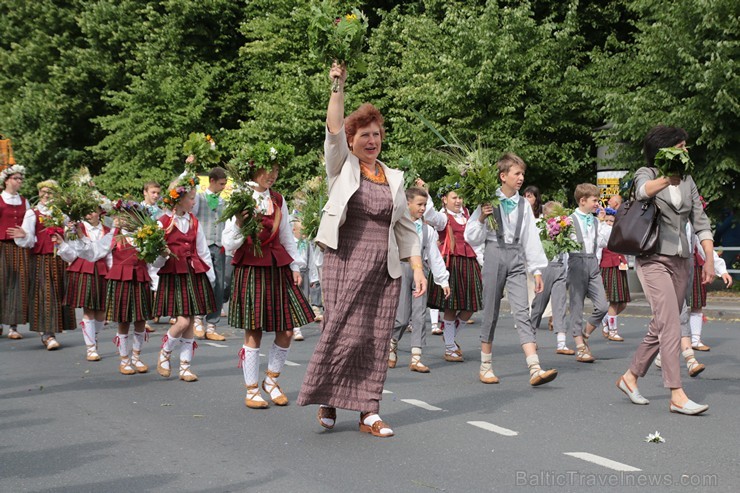 XI Latvijas skolu jaunatnes dziesmu un deju svētku gājiens - atrodi savu kolektīvu (6.daļa) 154508