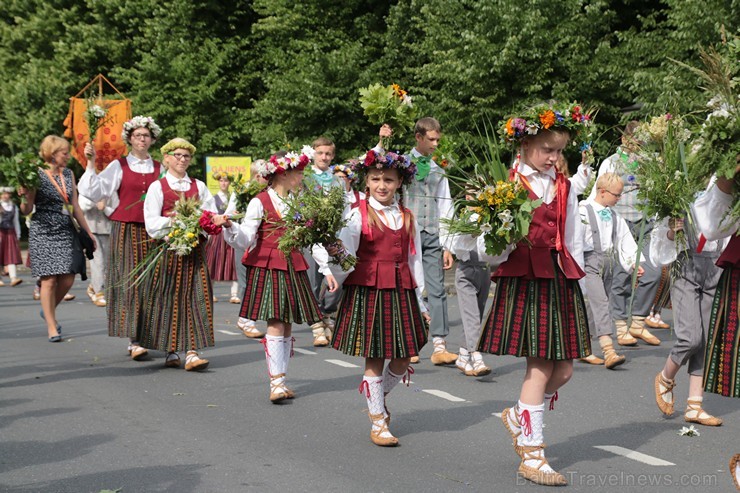 XI Latvijas skolu jaunatnes dziesmu un deju svētku gājiens - atrodi savu kolektīvu (6.daļa) 154509