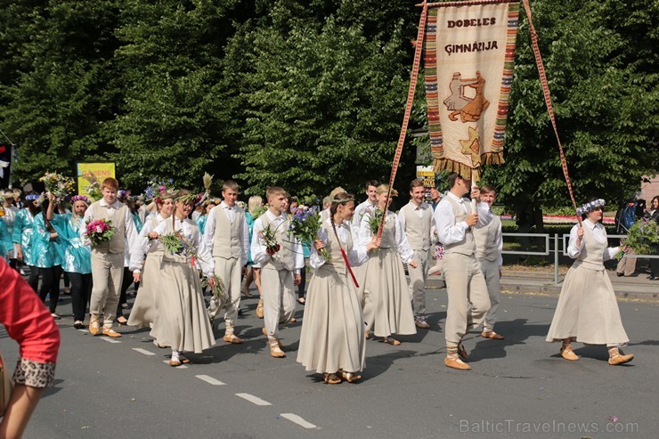 XI Latvijas skolu jaunatnes dziesmu un deju svētku gājiens - atrodi savu kolektīvu (6.daļa) 154513