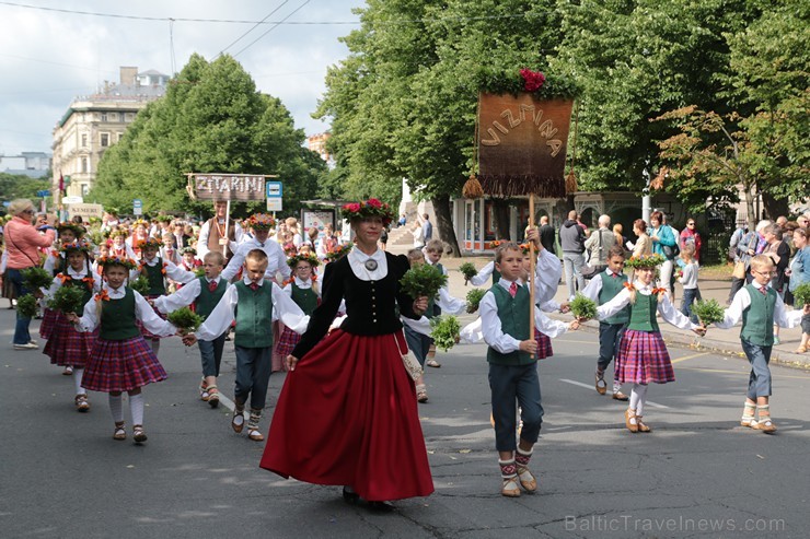 XI Latvijas skolu jaunatnes dziesmu un deju svētku gājiens - atrodi savu kolektīvu (7.daļa) 154517