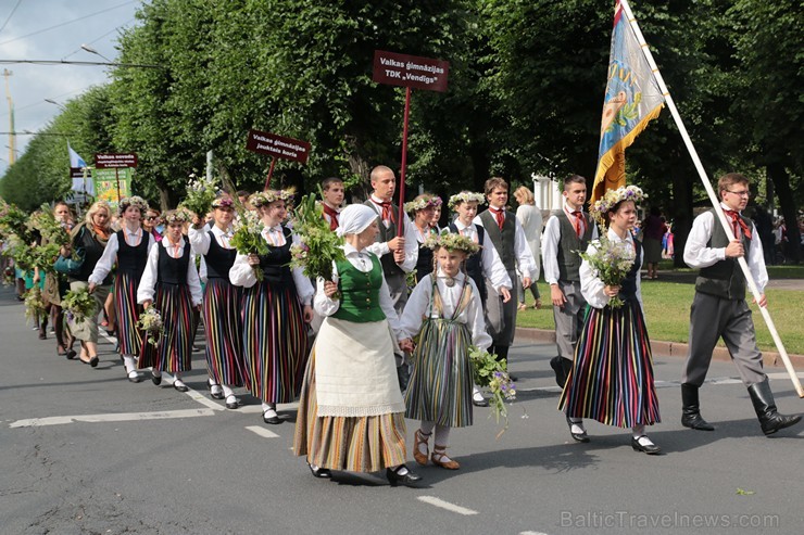 XI Latvijas skolu jaunatnes dziesmu un deju svētku gājiens - atrodi savu kolektīvu (7.daļa) 154521